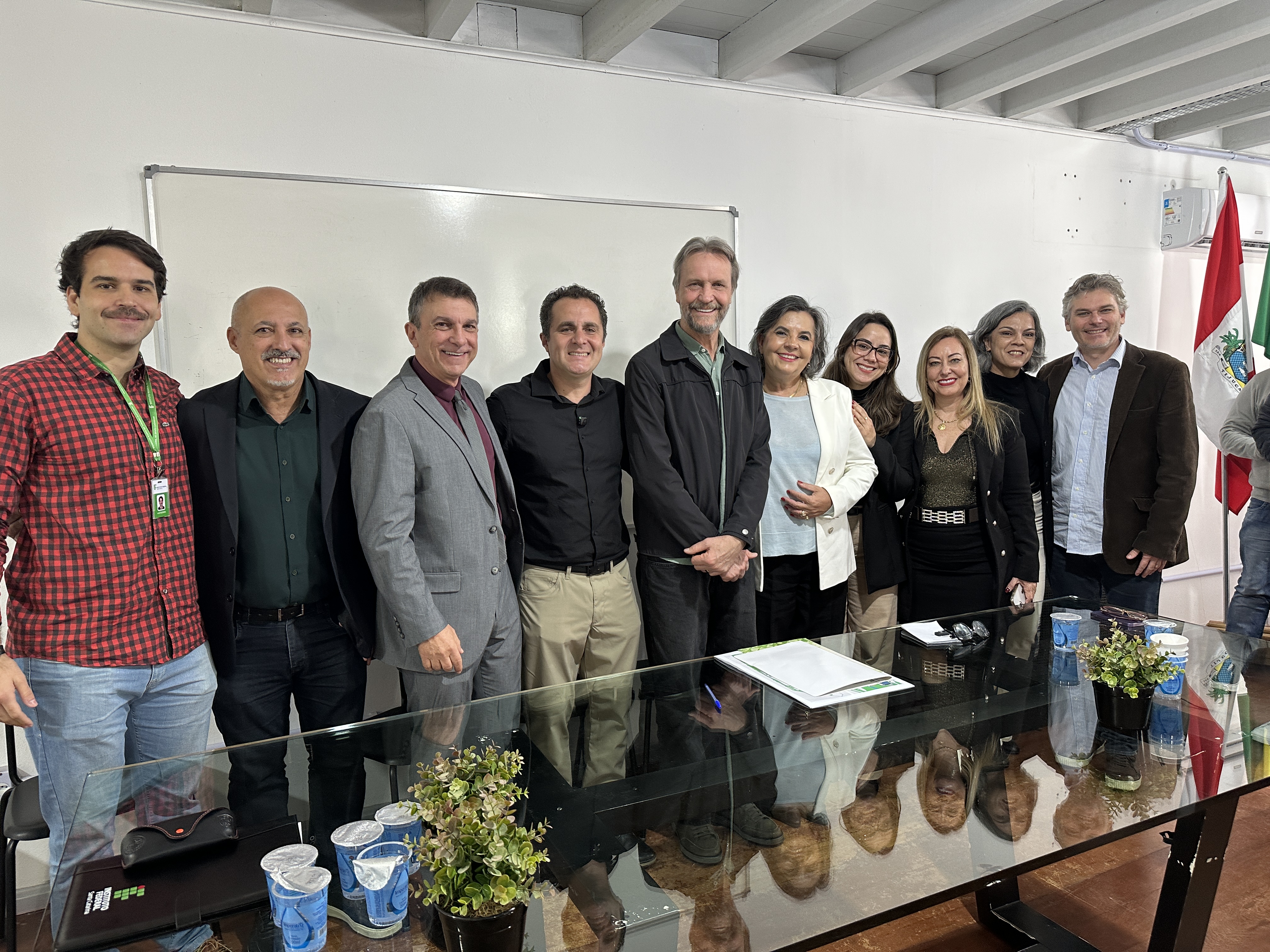 Equipe de gestores e engenheiros do IFSC na cerimônia de assinatura do termo de início de execução das obras do Câmpus Tijucas