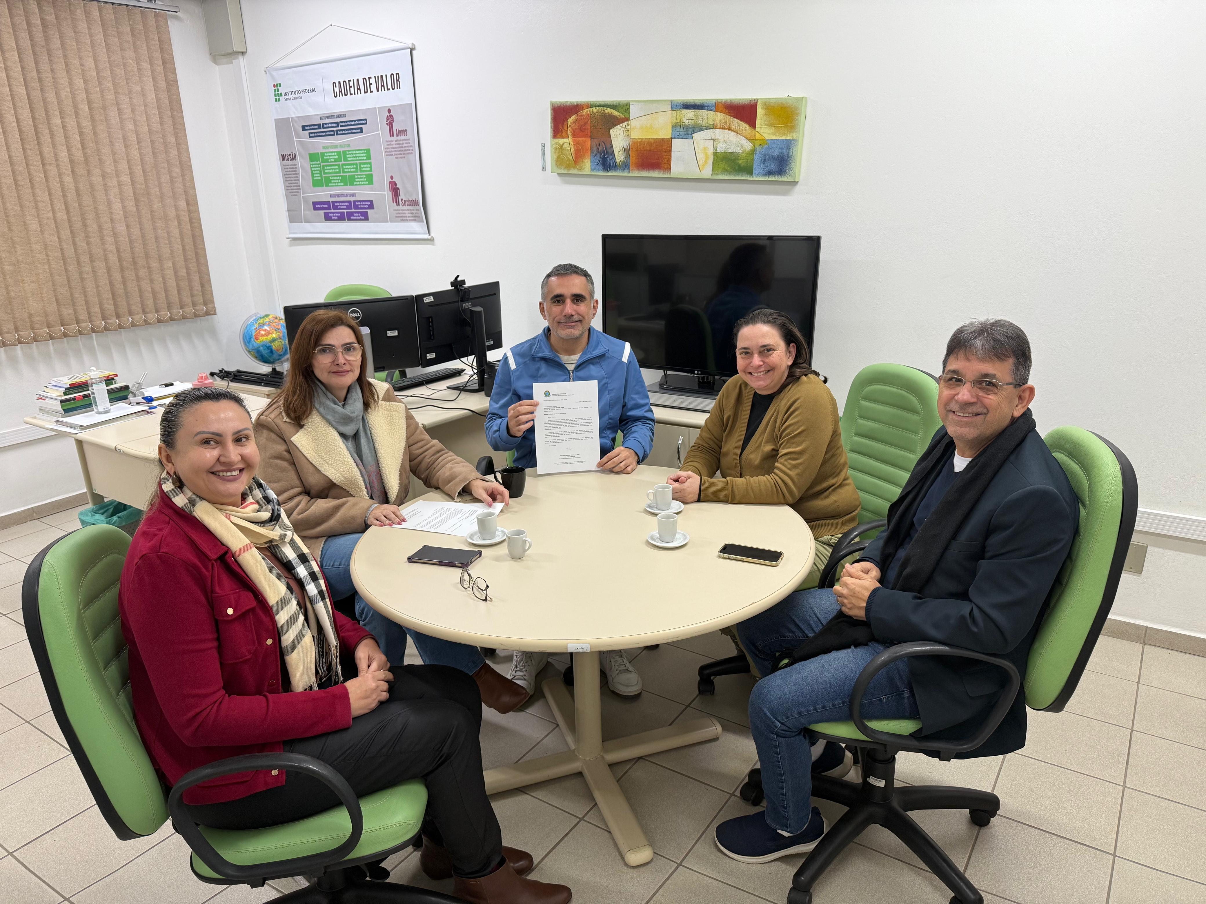 Entrega de ofício comunicando nova emenda parlamentar para este ano