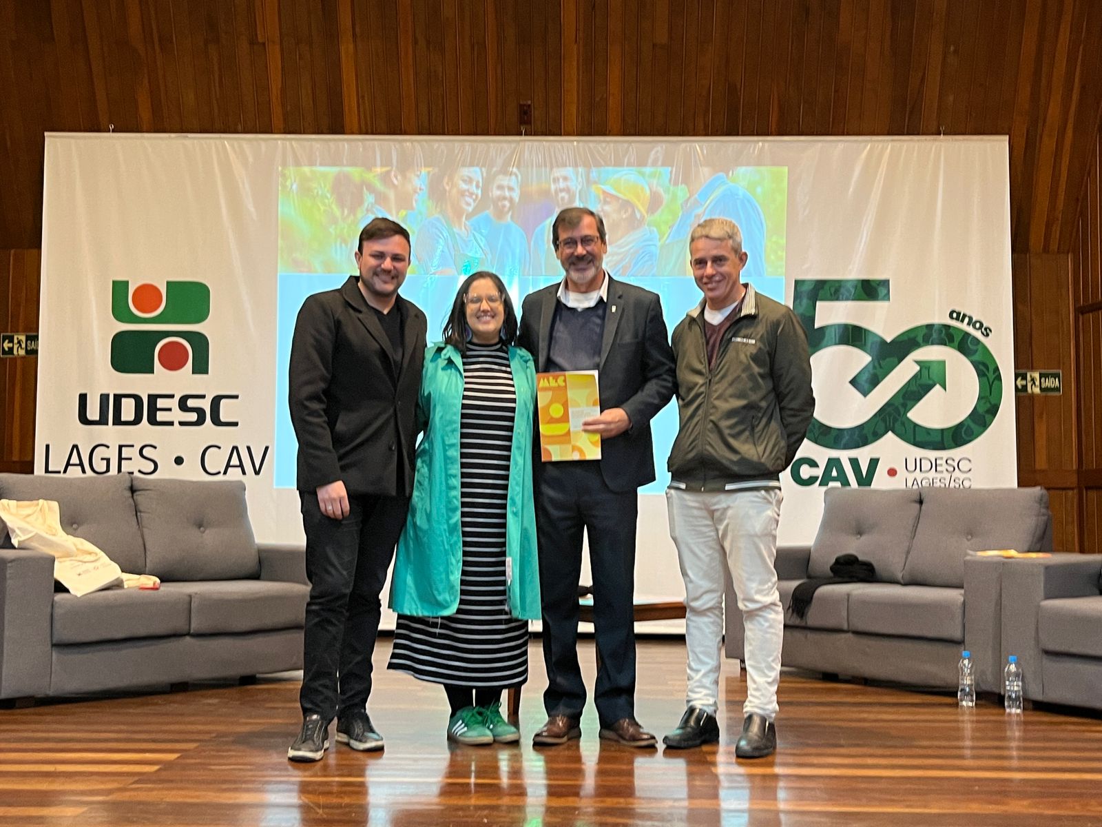 Participantes da mesa redonda sobre Extensão e Responsabilidade Social, com a participação da diretora de Extensão Milena Brandão