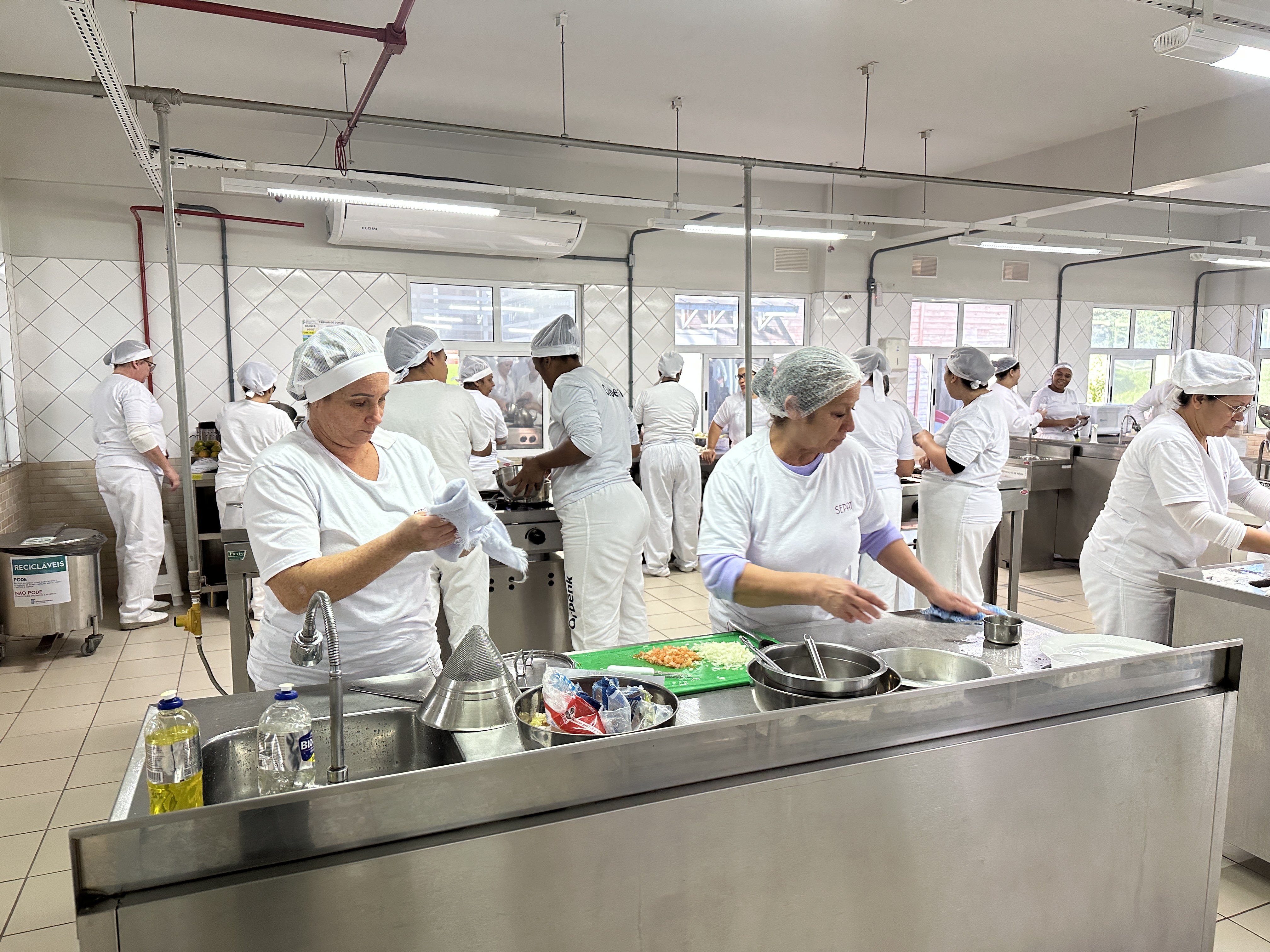 A iniciativa teve como objetivos repensar cardápios, incorporar novos ingredientes, buscar a redução do uso de açúcar e estimular a alimentação inclusiva.