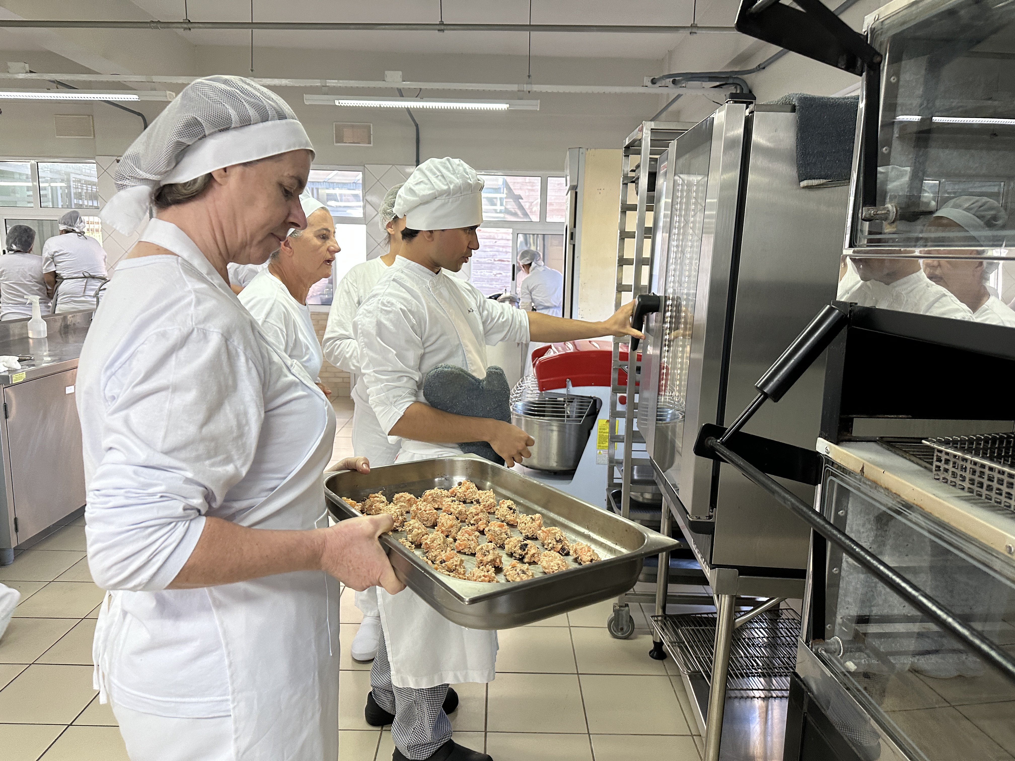 Entre as receitas ensinadas estão preparações como hambúrguer de ervilha com batata doce, torta de tapioca com frango, kibe de forno com legumes, bolo de ora-pro-nóbis e sucos funcionais.