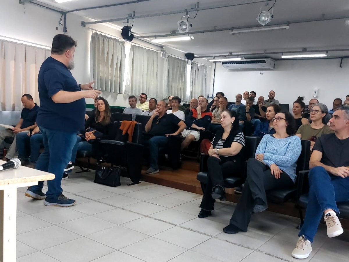 Palestra com o pedagogo social e gerente de Cidadania e Direitos Humanos da Secretaria de Assistência Social de Joinville, Robson Richard Duvoisin