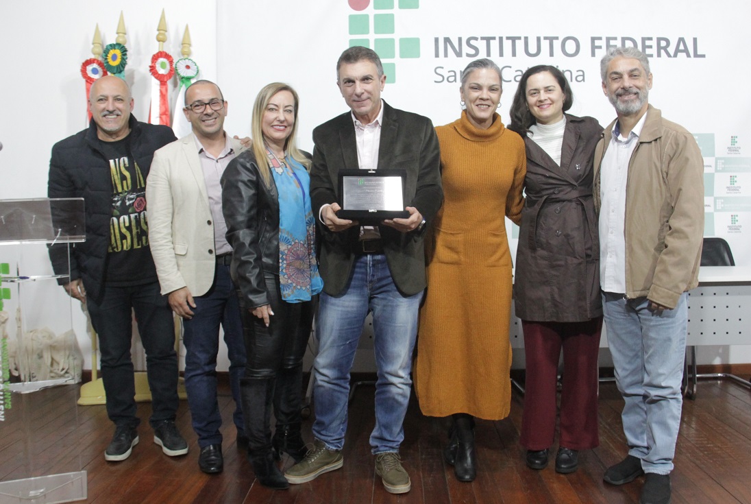 O reitor Maurício Gariba Júnior e a equipe de gestão