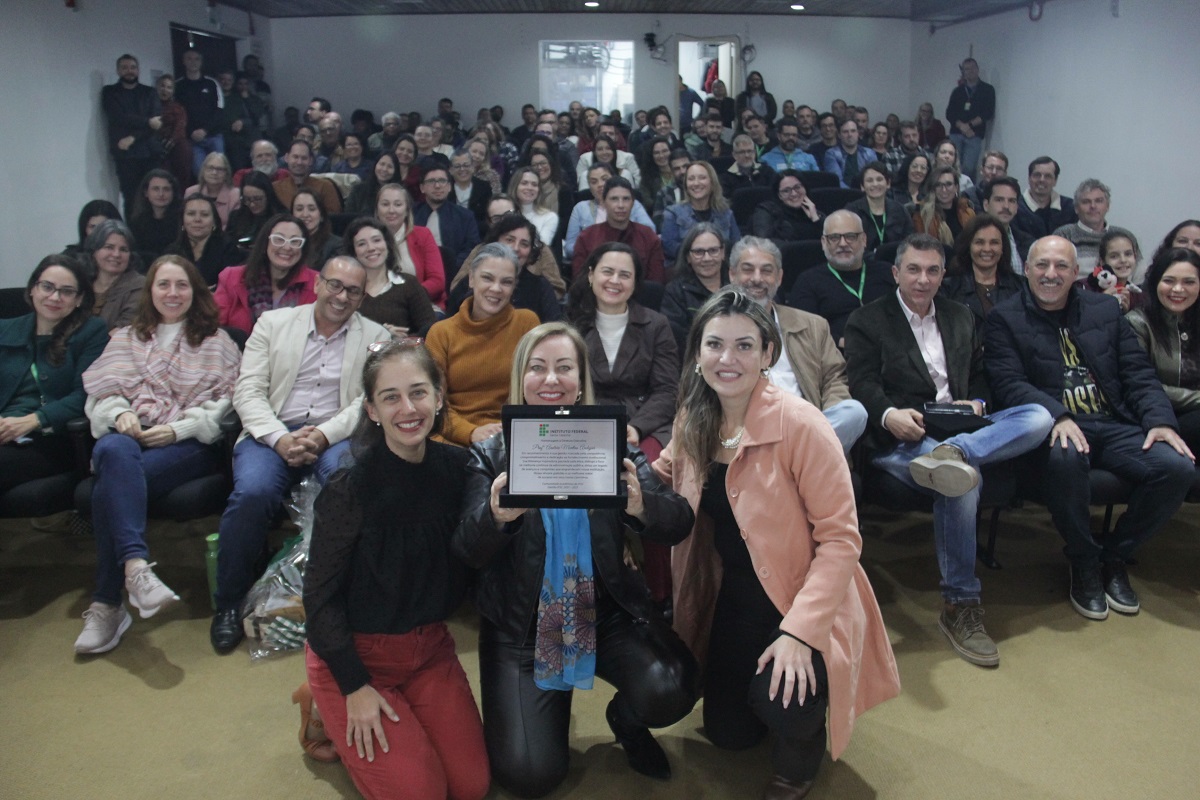 Diretora executiva Andrea Martins Andujar recebeu homenagem dos servidores