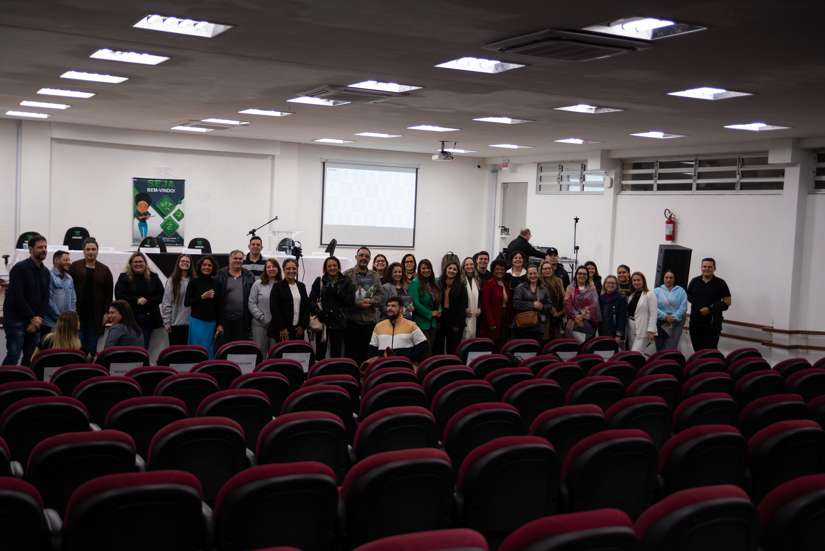 Estudantes, docentes e tutores do curso, autoridades e comunidade em geral participaram da aula presencial em Laguna