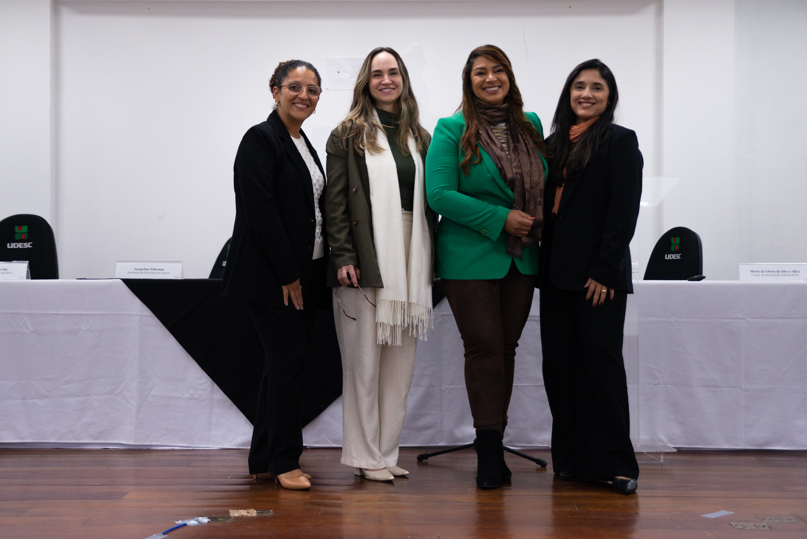 A diretor-geral Simone, a pró-reitora Eliana, a coordenadora do curso Veridiane e a chefe Depe Bruna