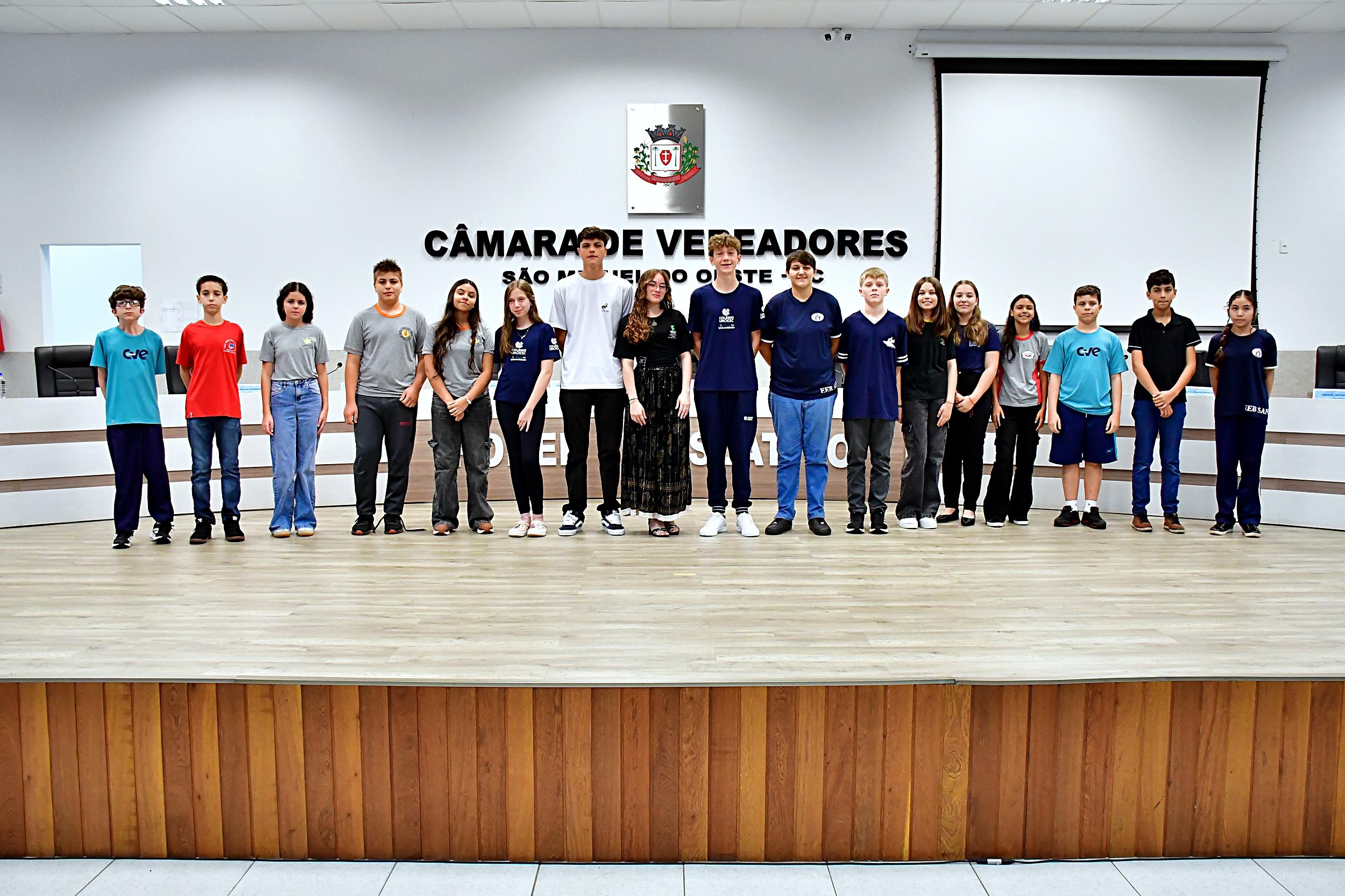 Estudante do IFSC Yara Helena Follmann Maciel (ao centro) com os colegas do Parlamento Jovem. Crédito da foto: Tiarajú Goldschmidt/Câmara de Vereadores São Miguel do Oeste
