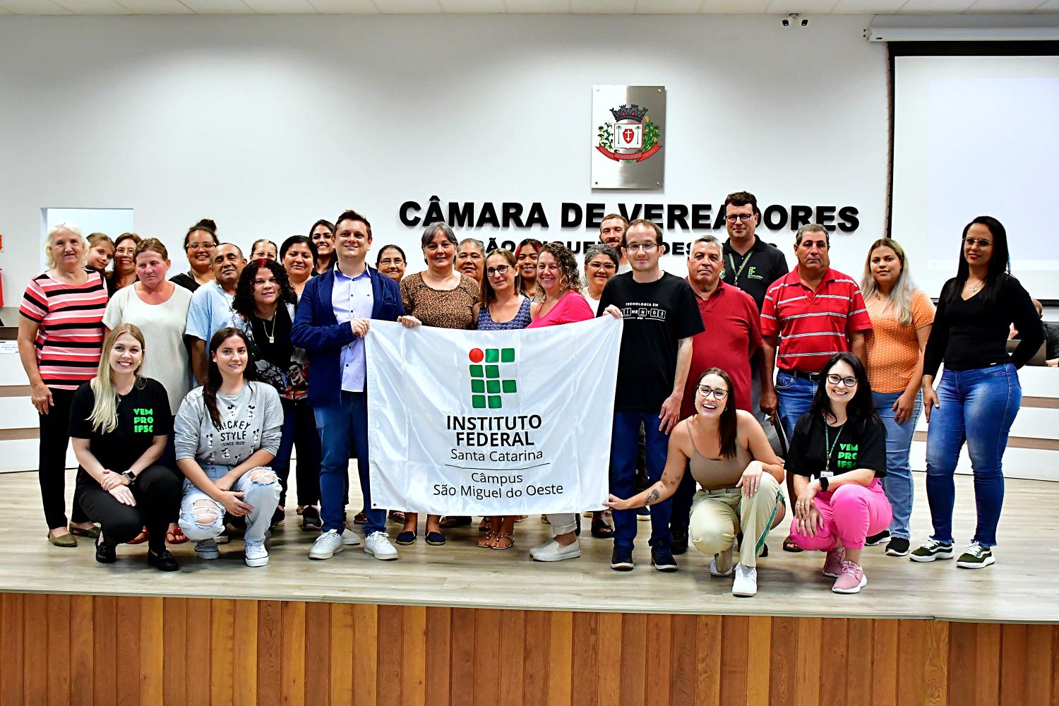 Equipe do IFSC com a vereadora que propôs a moção de aplauso. Foto: Tiarajú Goldschmidt/Câmara de Vereadores São Miguel do Oeste