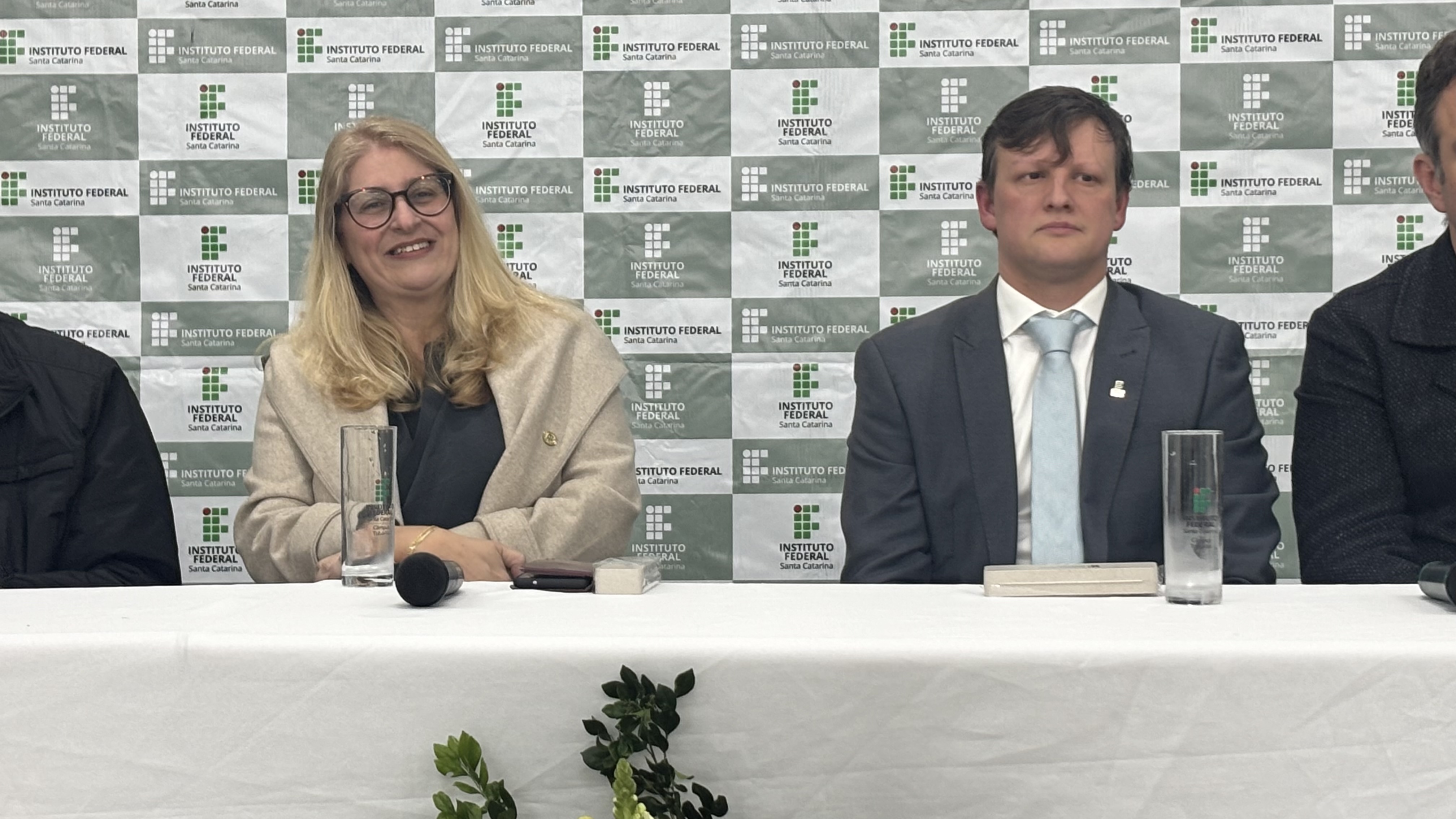 A diretora executiva do IFSC, Ana Paula Kuczmynda, ao lado de Fernando Silvano Gonçalves, diretor-geral do Câmpus Tubarão, durante a cerimônia