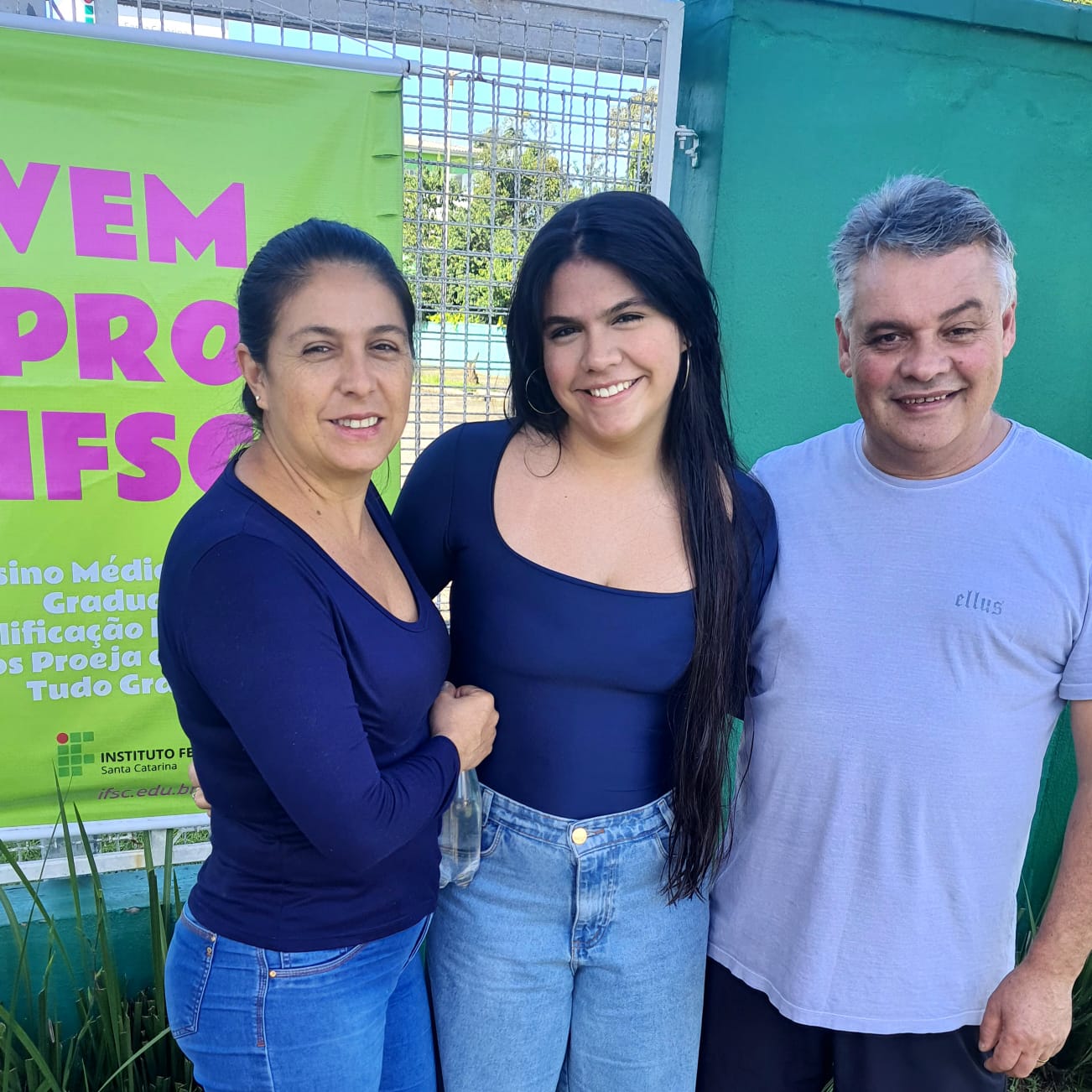 Os pais Geni e Jovano acompanharam Camilly até o local de prova: a participação das famílias é uma característica do exame de classificação para cursos técnicos integrados
