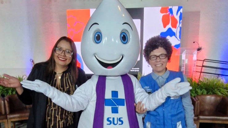 Professora Luana e a consultora técnica Bruna Nascimento, com o Zé Gotinha
