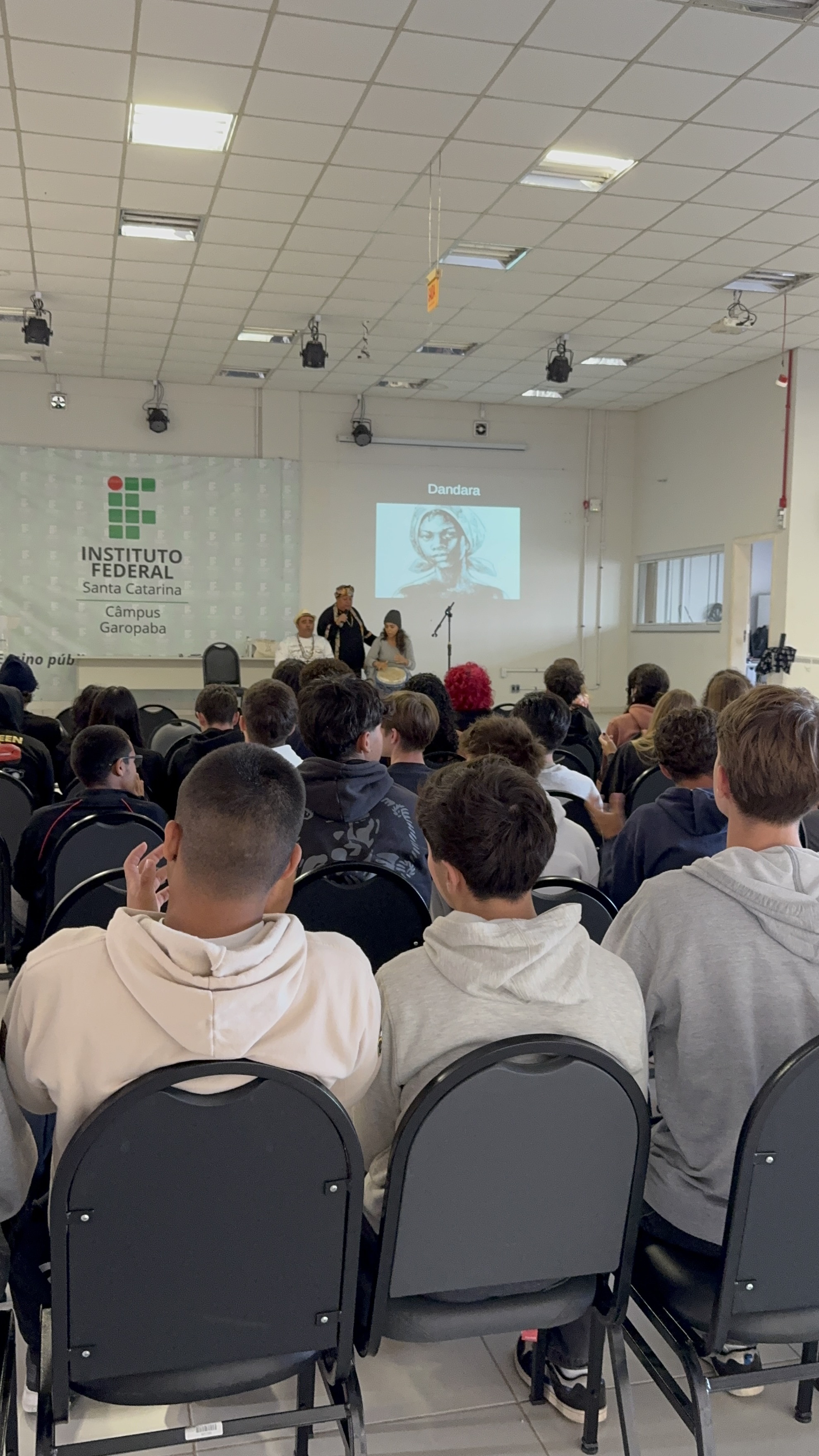 Ação foi encerrada com uma apresentação de tambores e cantigas