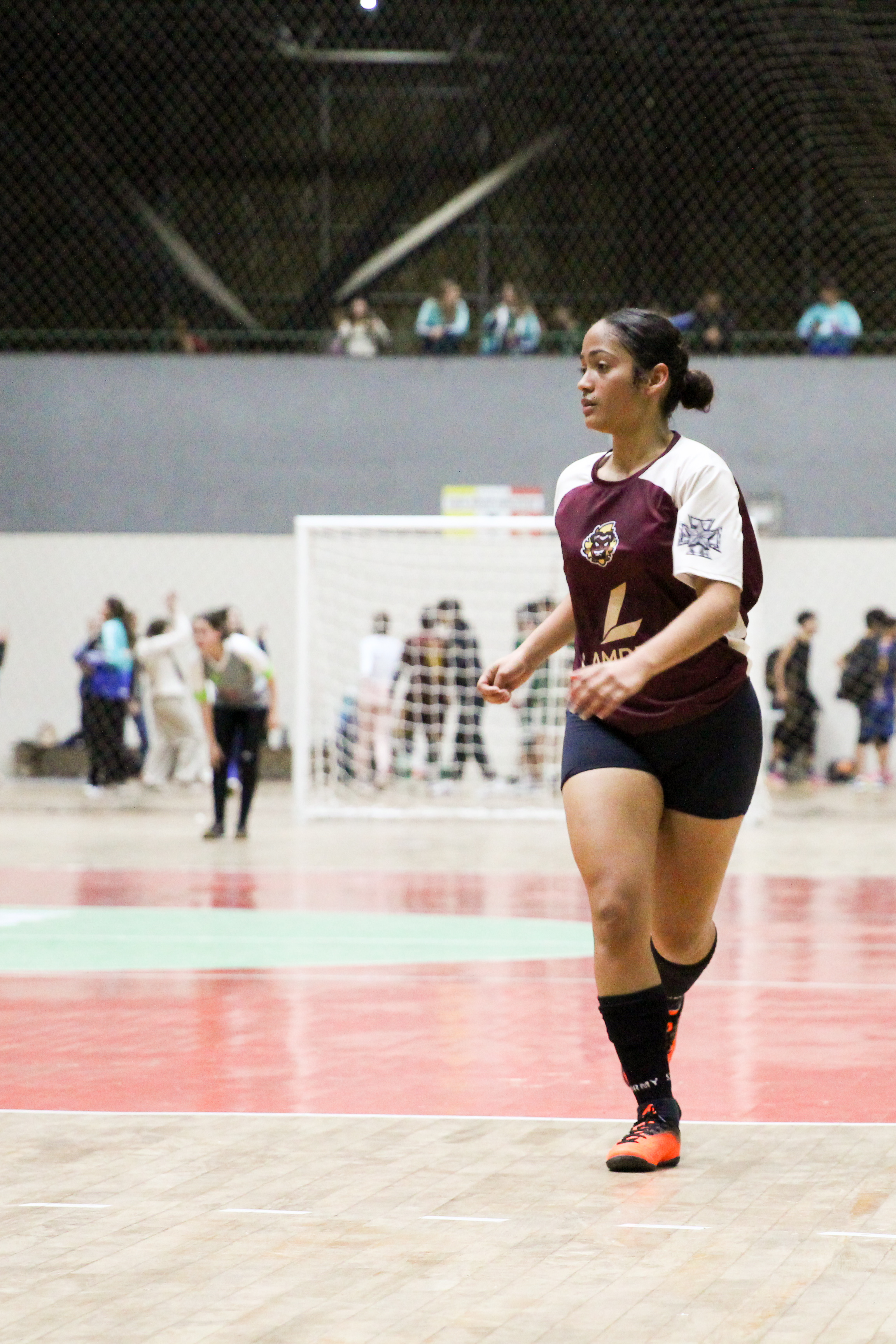 Paola trocou os gramados pelas quadras e assumiu a posição de titular na equipe de futsal feminino