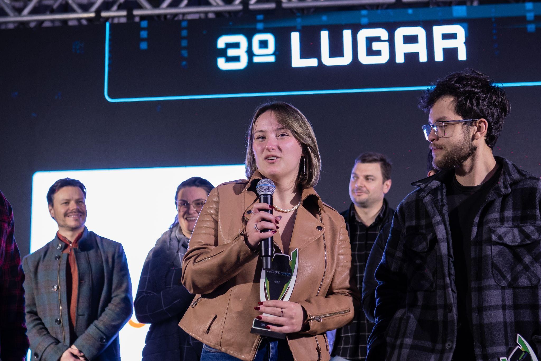 Na imagem, a aluna Pietra Andrade dos Santos durante o recebimento da premiação pelo 3º lugar.