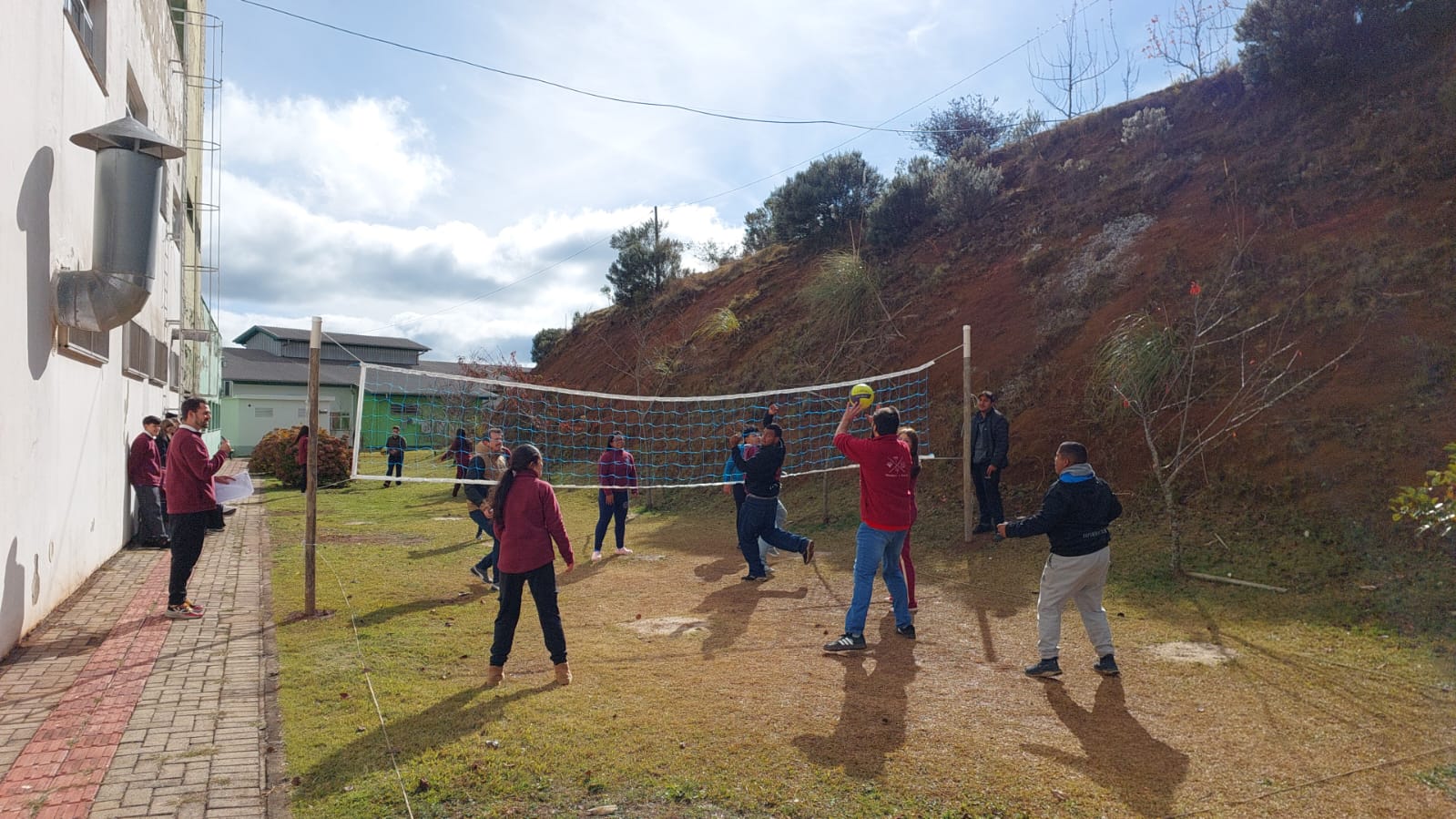 O câmpus organizou competições esportivas - de tênis de mesa, xadrez e vôlei (foto) - para comemorar seus 15 anos