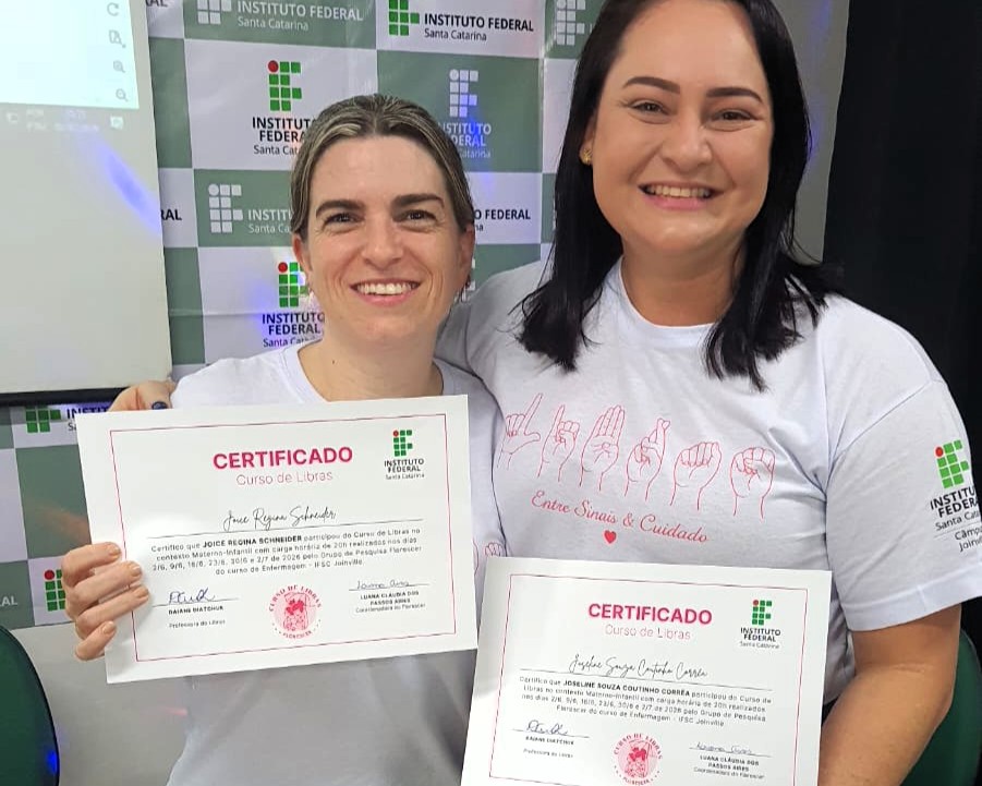 Técnicas em enfermagem da área de pediatria participantes do curso de Libras