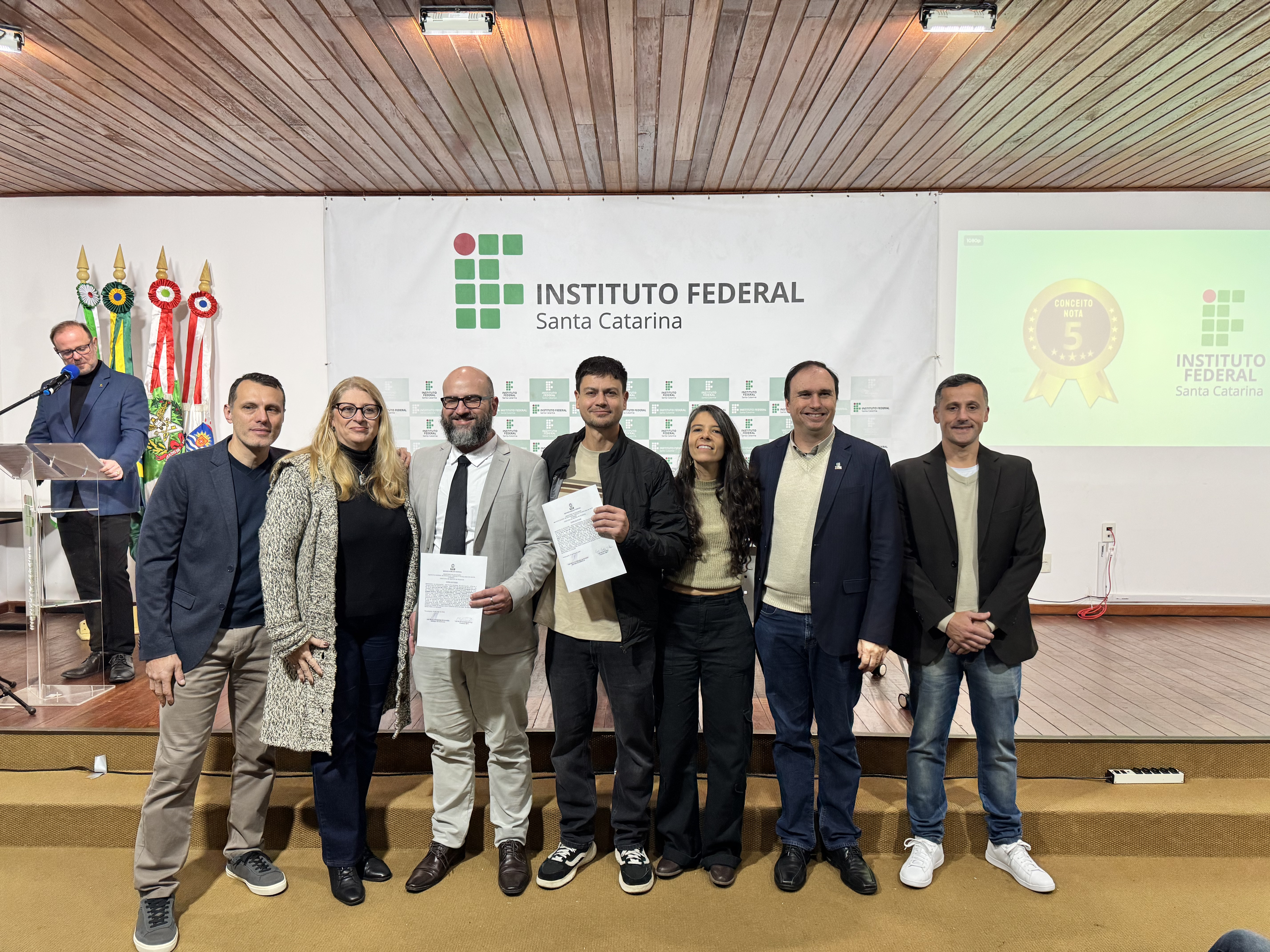 Ao centro, novos servidores de Lages