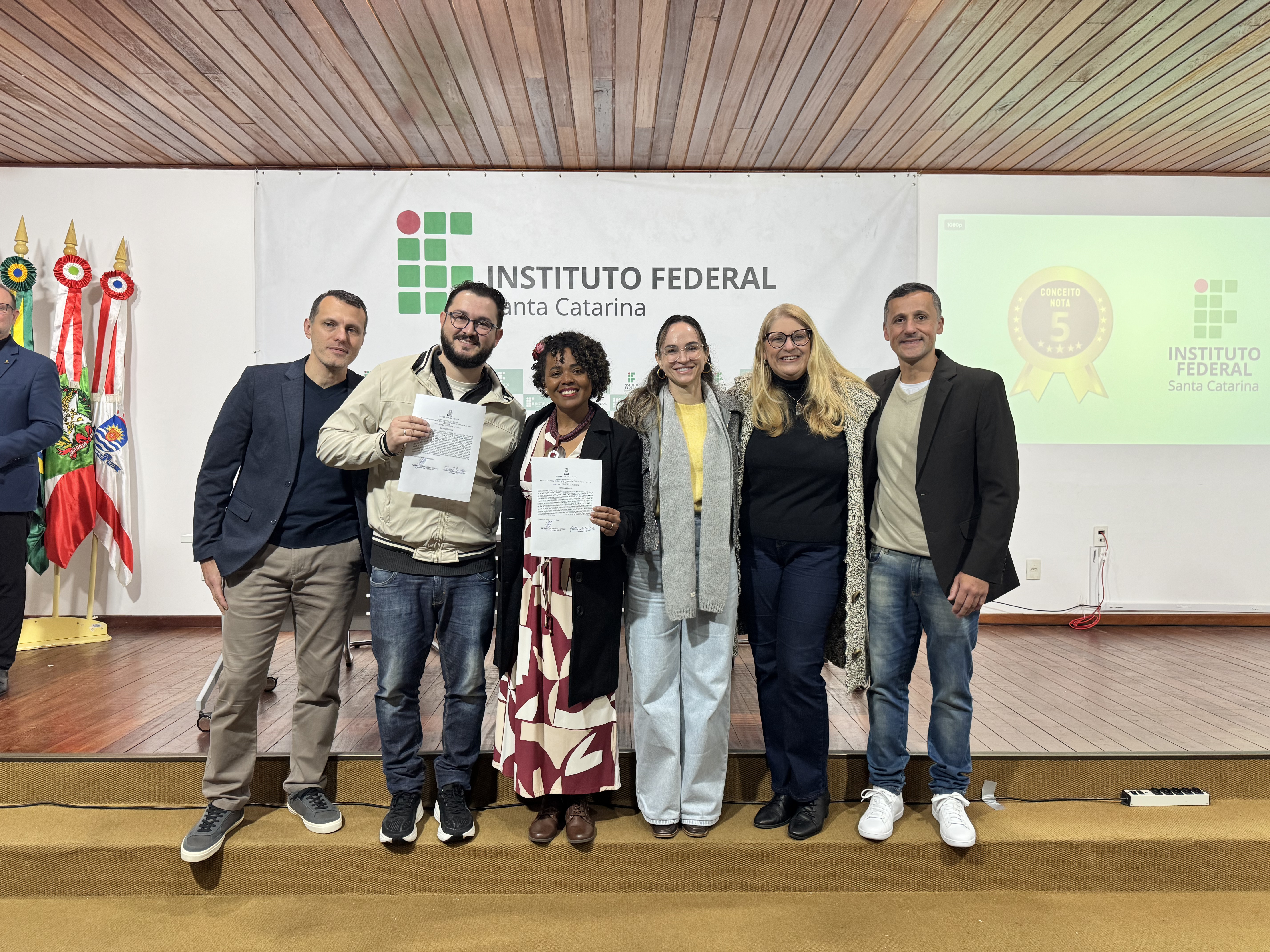 Novos servidores do Câmpus Xanxerê (com termos de posse em mãos)