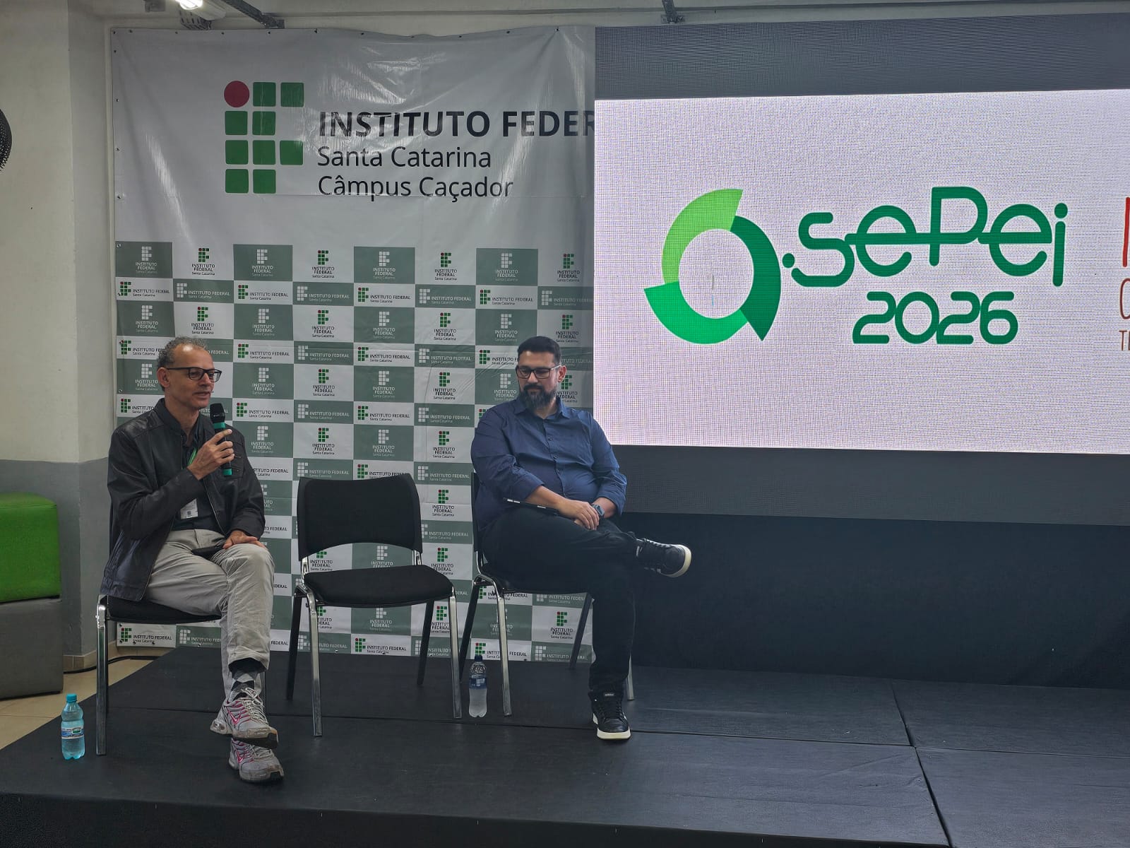 Os professores Jesué (à esq.) e Dênis debateram como a inteligência artificial pode impactar o aprendizado dos estudantes, os métodos de avaliação e a própria soberania das instituições de ensino