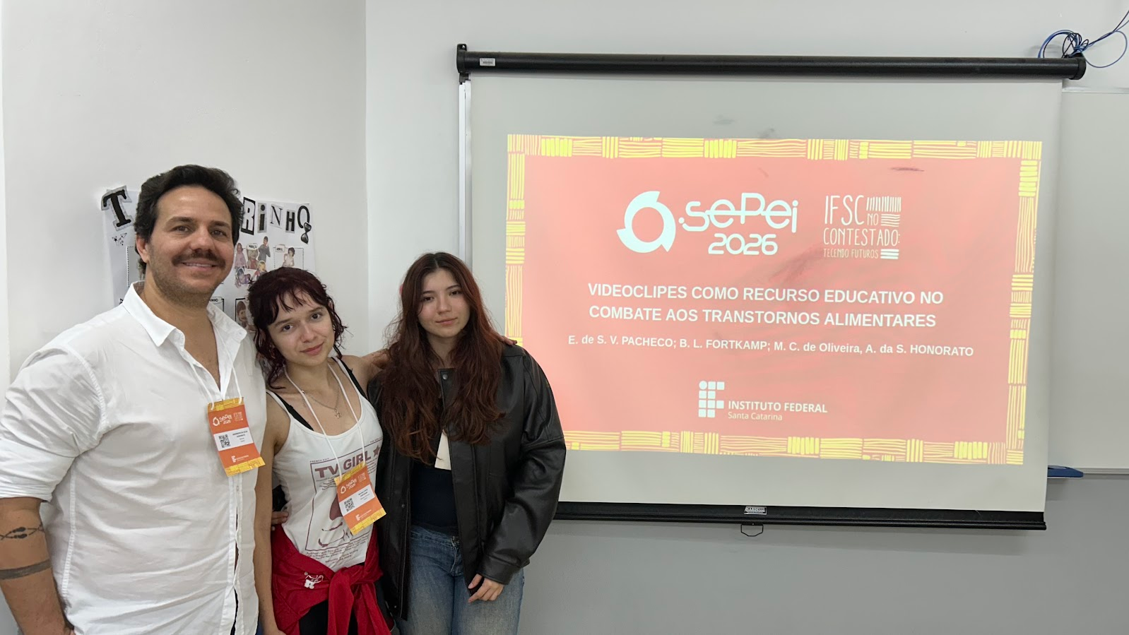 Professor Anderson Honorato com a estudantes Bruna Fortkamp e Érica Pacheco durante o Sepei