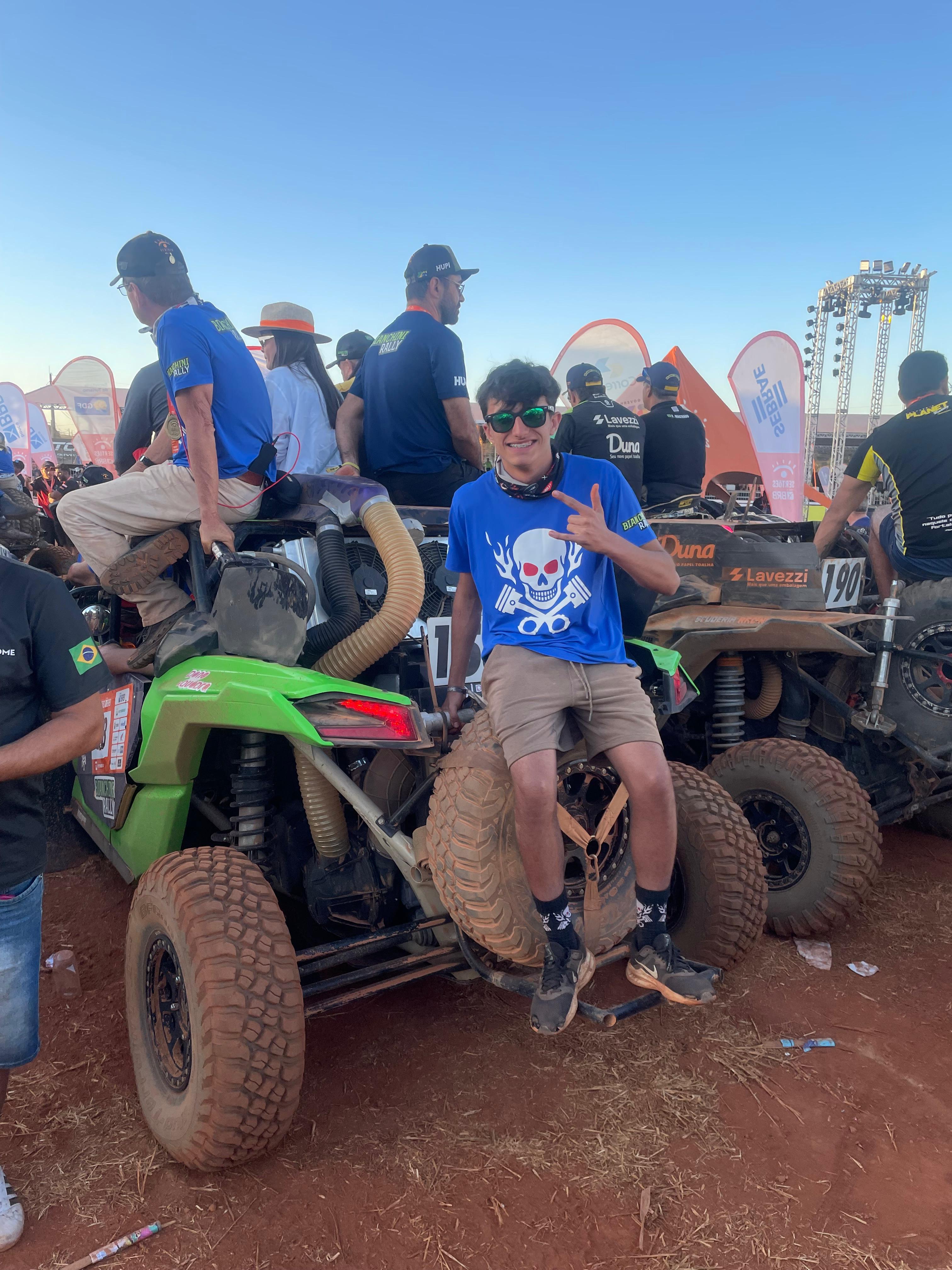 Estudante Gustavo Tonche, da 2ª fase de Engenharia Mecânica, no Rally dos Sertões.