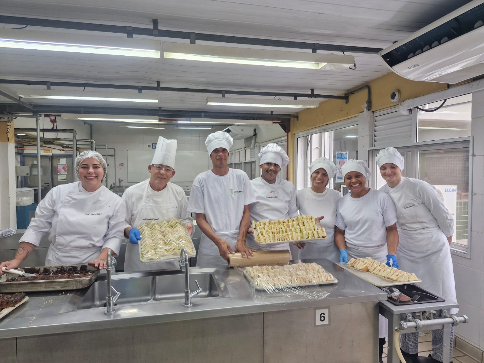 Estudantes e egressos produziram sanduíches e bolos para os atletas