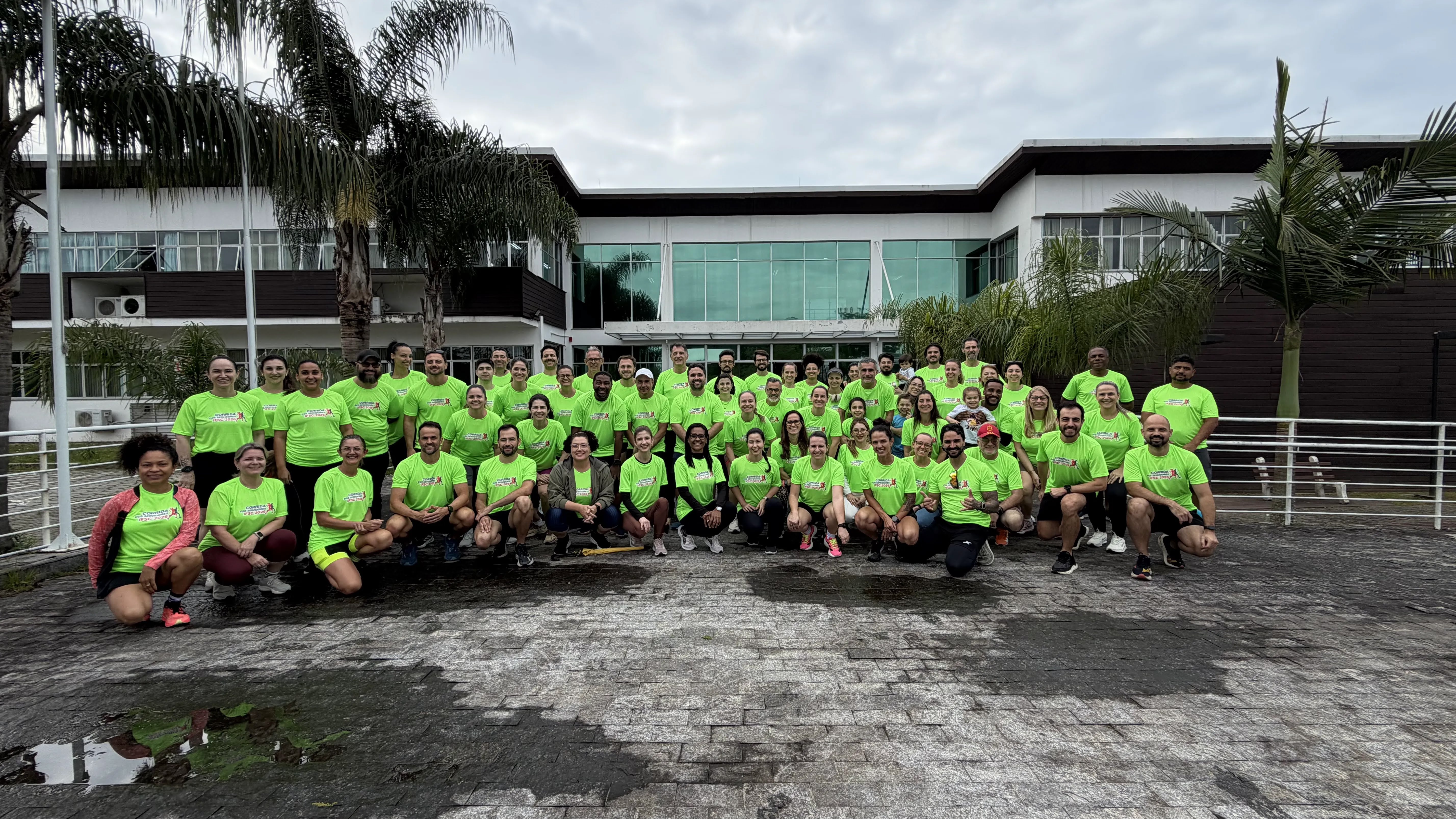 Servidores participantes da corrida reunidos em frente à Reitoria, antes da largada