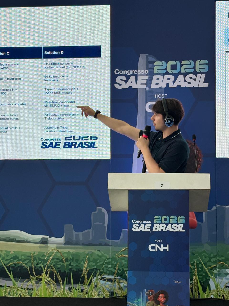O estudante Hugo Daniel Schneider Borges, da 10ª fase do curso de Engenharia Mecânica, faz apresentação oral de seu trabalho durante o Congresso SAE Brasil 2026.
