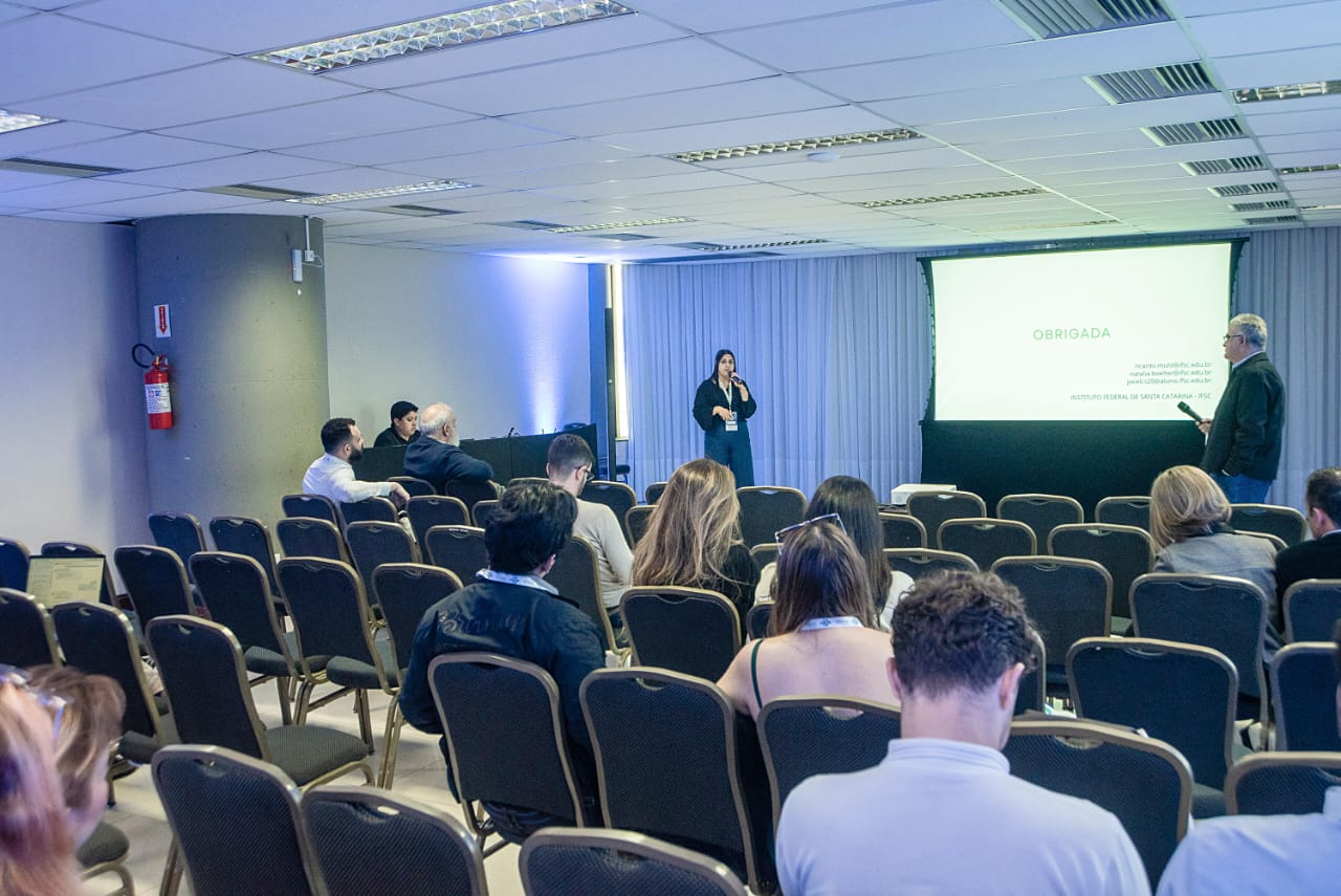 Pesquisa trata de normas técnicas voltadas aos acionadores hospitalares, equipamentos utilizados por pacientes em leitos para acionar a equipe de enfermagem, e comparação de modelos disponíveis no mercado.