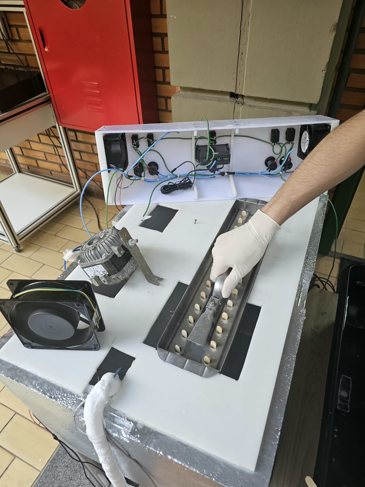 Estudantes de Refrigeração e Climatização aprendem conceitos teóricos na prática com a picoleteira didática