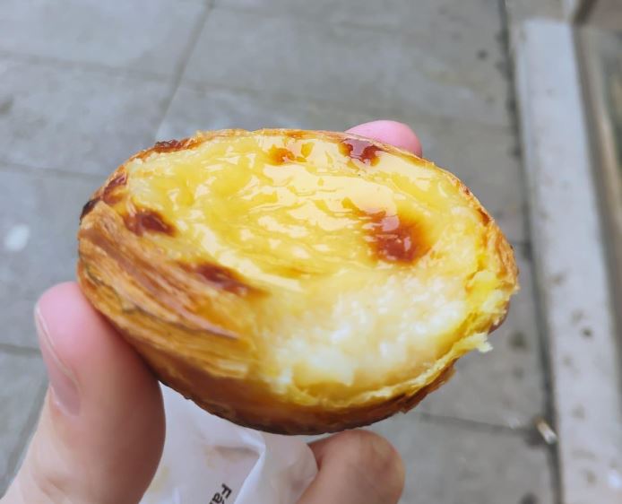 Foto de um pastel de natal tirada pelo aluno do Câmpus Xanxerê, Antony Afonso Cunico Carneiro, em intercâmbio em Portugal