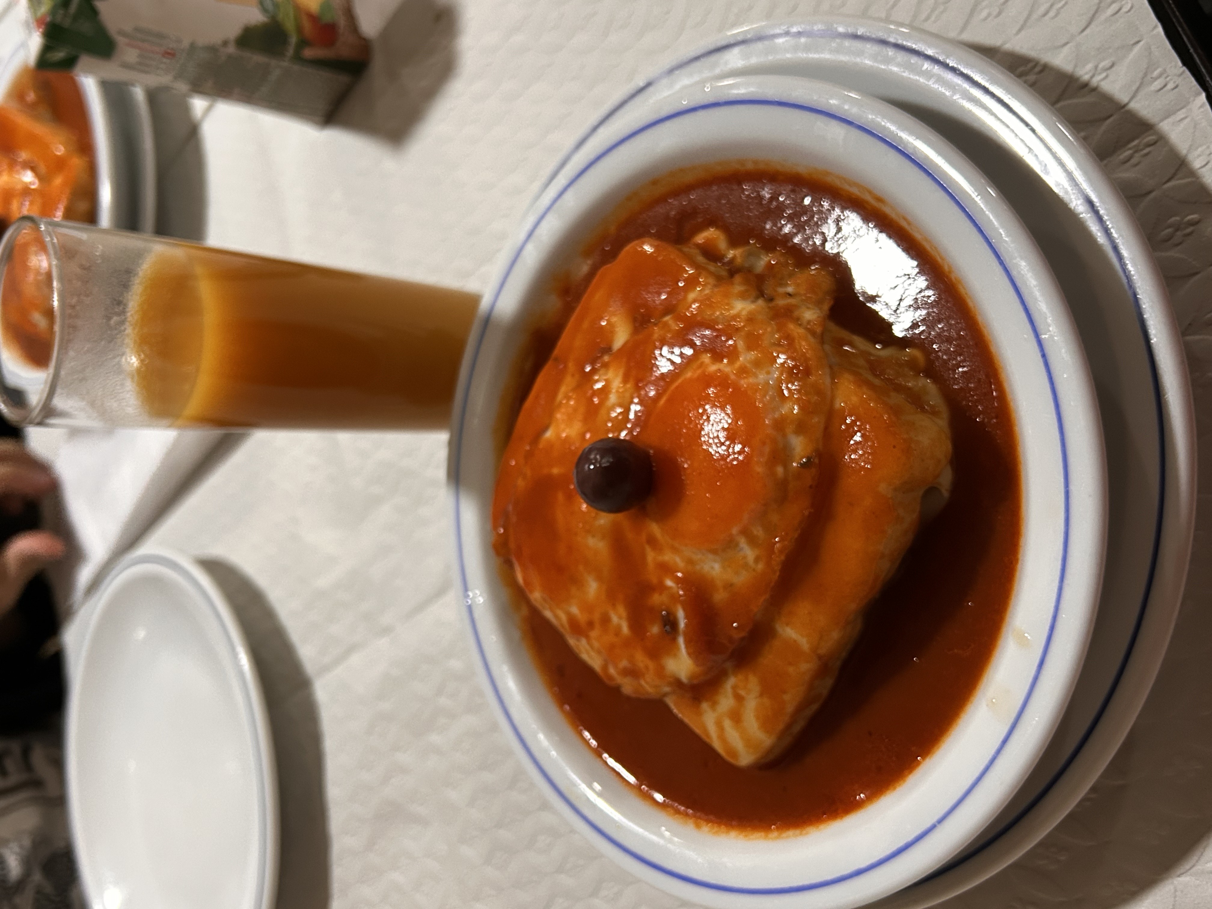 Francesinha, prato típico de Portugal, registrado pela Ariane Simões Silva, do Câmpus Palhoça Bilíngue.