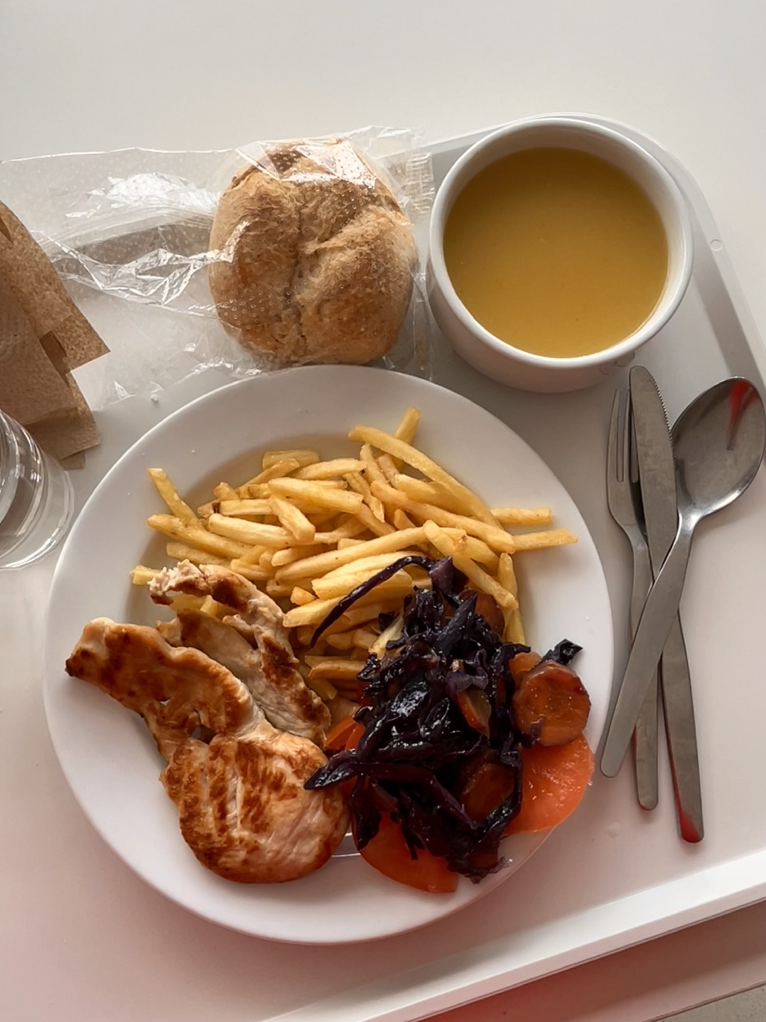 Refeição acompanhada de sopa, registrada pela Ariane Simões Silva, do Câmpus Palhoça Bilíngue.