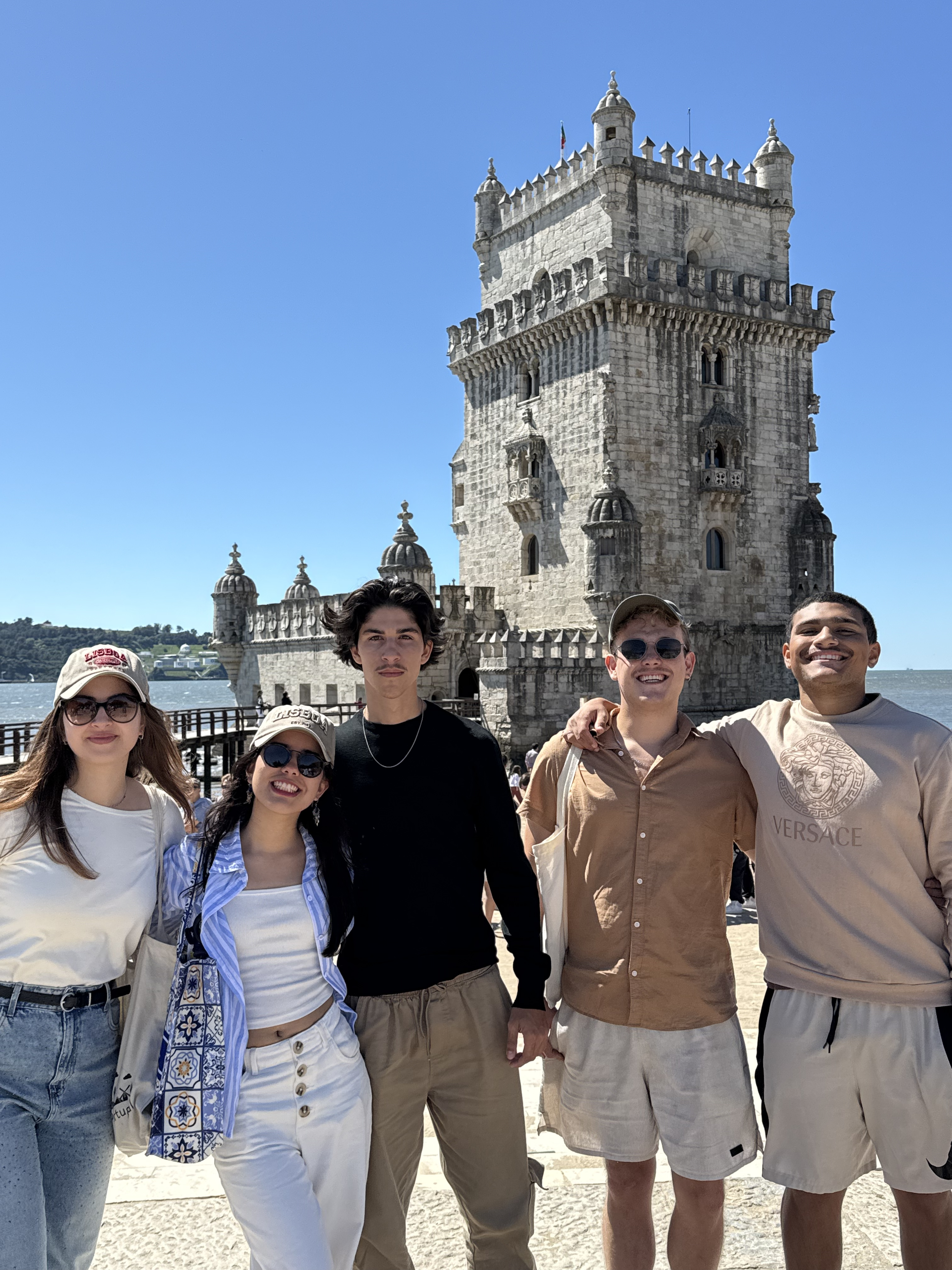 Victor Evandro de Lima Guerra, aluno do Câmpus São José, e outros colegas participantes do Propicie em Portugal.