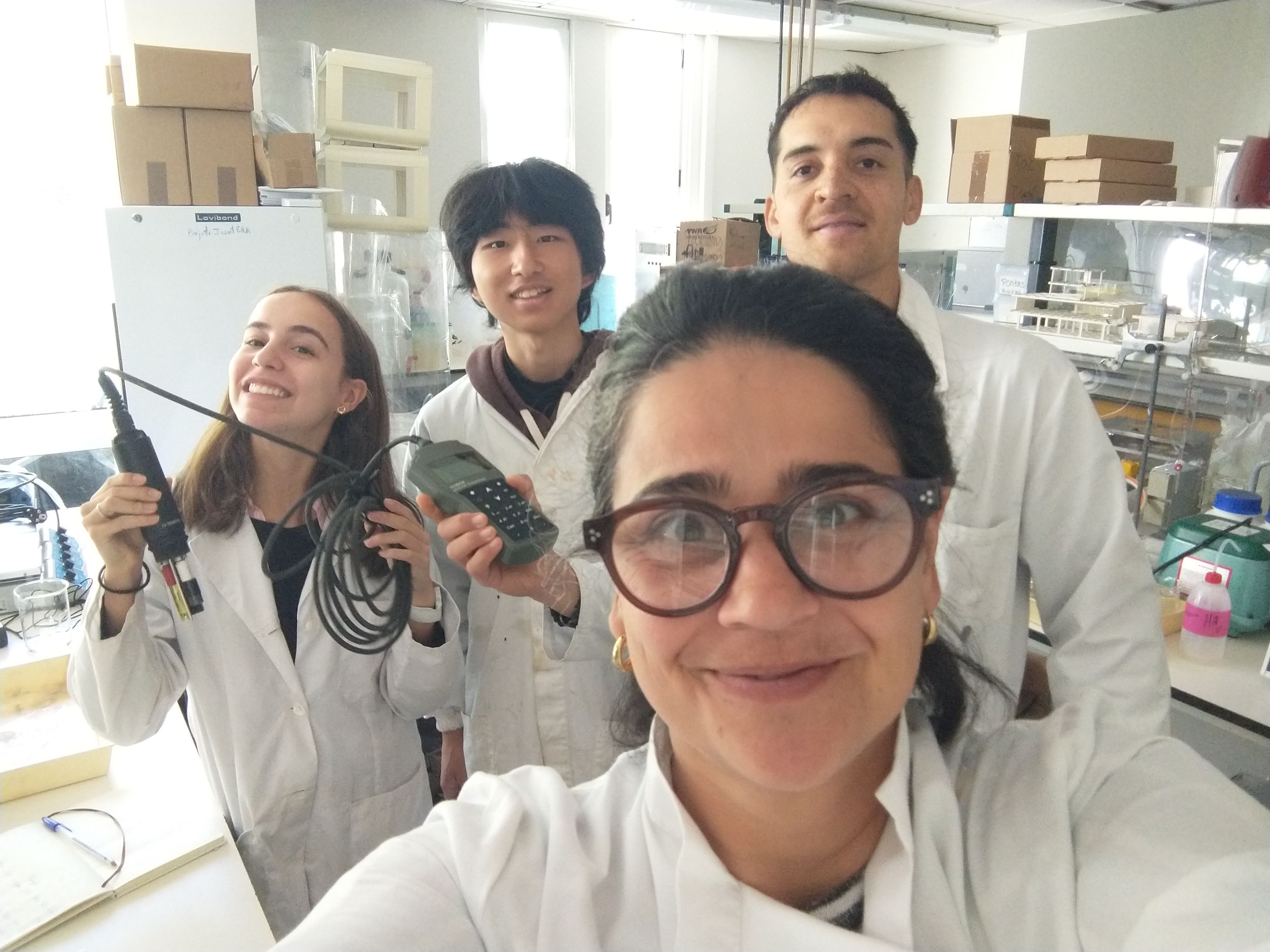 Ana Clara, Mundo, Jhonny e Júlia, estudantes do IFSC no laboratório do IPBeja